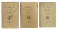 Lote 1807 - LIVROS "D. PEDRO V E O SEU REINADO" - 3 vols. Por Júlio de Vilhena. 2 vols. idênticos à venda por € 65. Editora: Imprensa da Universidade, 1921. Dim: 25,5x16,5 cm. Livros de capa de brochura. Nota: sinais de manuseamento e defeitos conforme fo