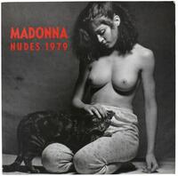 Lote 1844 - LIVRO "MADONNA - NUDES 1979" - Por Martin Hugo Maximilian Schreiber. Editora: Taschen, 1992. Dim: 27,5x27,5 cm. Livro de capa de brochura. Nota: sinais de manuseamento conforme fotos