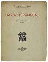 Lote 1852 - LIVRO "RAÍZES DE PORTUGAL" - Por A. A. Mendes Corrêa. Editora: Revista "Ocidente", 1944. Dim: 25x19,5 cm. Livro de capa de brochura. Nota: sinais de manuseamento conforme fotos