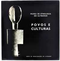 Lote 1881 - LIVRO "MUSEU DE ETNOLOGIA DO ULTRAMAR - POVOS E CULTURAS" - Editora: Junta de Investigações do Ultramar, 1972. Livro idêntico à venda por € 75. Dim: 22,5x22 cm. Livro de capa de brochura. Nota: sinais de manuseamento conforme fotos. Consultar: