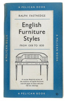 Lote 1901 - LIVRO “ENGLISH FURNITURE STYLES FROM 1500 TO 1830” - Em língua inglesa. Por Ralph Fastnedge. Editado por Penguin books, 1955. Dim: 18x11 cm. Livro de capa de brochura. Nota: sinais de manuseamento, conforme fotos