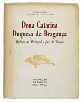 Lote 1906 - LIVRO “DONA CATARINA DUQUESA DE BRAGANÇA - RAINHA DE PORTUGAL À FACE DO DIREITO” - Por Sousa Costa. Editado por Fundação da Casa de Bragança, 1958. Dim: 26x20 cm. Livro de capa de brochura. Nota: sinais de manuseamento e alguns picos de humida