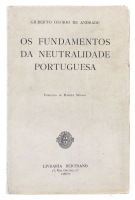 Lote 1931 - LIVRO "OS FUNDAMENTOS DA NEUTRALIDADE PORTUGUESA" - Por Gilberto Osório de Andrade. Editora: Livraria Bertrand. Dim: 19x12 cm. Livro de capa de brochura. Nota: sinais de manuseamento conforme fotos