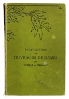 Lote 1933 - LIVRO "ENCYCLOPÉDIE DES OUVRAGES DE DAMES" - Em língua Francesa. Por Thérèse Dillemont. Livro idêntico à venda por € 59,25. Edição de 1900. Dim: 23,5x15,5 cm. Livro de capa dura. Nota: sinais de manuseamento, defeitos e falhas conforme fotos. 