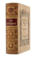 Lote 1946 - LIVRO "OS LUSÍADAS DE LUÍS DE CAMÕES" - Edição Nacional. Nova tiragem, revista. Imprensa Nacional de Lisboa. [1931]. Exemplar foi vendido no leilão Oportunity por € 126. In-8º de CCLXIV-375págs. "Foi esta edição de Os Lusíadas feita por inicia