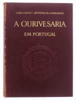 Lote 1995 - LIVRO "A OURIVESARIA EM PORTUGAL" - Por João Couto e António M. Gonçalves. Livro idêntico à venda por € 150. Editora: Livros Horizonte. Dim: 32x23,5 cm. Livro de capa dura em pele. Nota: sinais de manuseamento conforme fotos. Consultar: http:/