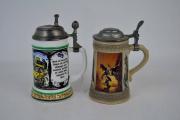 Lote 1940154 - Lote de caneca de cerveja em porcelana alemã, decorada com carruagem e tampa com sistema de música, com 20 cm de altura e caneca de cerveja em cerâmica alemã, com 19 cm de altura