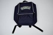 Lote 1980007 - Mochila Gotcha Genuína, 100% Poliester, impermeável, cor azul navy com letras cinzentas e debrum branco, tamanho 40x28 cm, novo