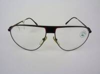 Lote 2000020 - Armação de Óculos, LUNETTE LACOSTE, modelo oval, armação de metal, cor preto e vermelho, Originais, Nota: Novos de Mostruário