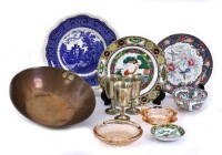 Lote 25 - PEÇAS DE COBRE, CASQUINHA, PORCELANA E VIDRO – Conjunto de 11 peças diversas, composto por frigideira com 26,5 cm de diâmetro, 3 cálices, taças e prato de porcelana fabricada em Macau e Japão, prato de faiança inglesa Copeland Spode e 2 cinzeiro