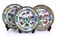 Lote 39 - PORCELANA ORIENTAL, PRATOS – Conjunto de 3 pratos com decoração policromada com flores e figuras de galos ao centro, marcados na base. Dim: 23 cm. Nota: sinais de uso