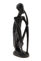 Lote 52 - ARTE AFRICANA, ESCULTURA – Figuras masculina sentada, esculpida em madeira exótica. Dim: 25 cm