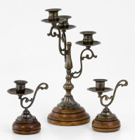 Lote 55 - CONJUNTO DE CANDELABRO E PAR DE CASTIÇAIS – Corpo em metal dourado com bases em madeira. Dim: 32 cm (o maior). Nota: sinais de uso, alguns sinais de xilófagos