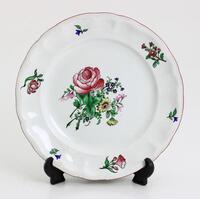 Lote 70 - PRATO EM FAIANÇA FRANCESA - De bordo recortado com flores pintadas à mão. Marcado no verso "Opaque Lunéville", fim do séc. XIX ínicio séc. XX Dim: 22 cm. (diâmetro). Nota: sinais de uso, com cabelo