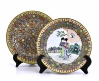 Lote 79 - PORCELANA ORIENTAL, PRATOS – Decoração floral policromada, com dourados, 1 prato com figuras femininas ao centro, marcados na base. Dim: 23 cm. Nota: sinais de uso