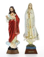 Lote 92 - ARTE SACRA, CONJUNTO DE IMAGENS – Em resina policromada Nossa Senhora de Fátima e Sagrado Coração de Jesus. Dim: 36 cm de altura (Nossa Senhora)