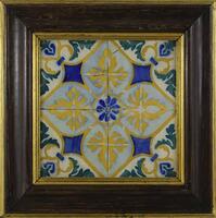 Lote 95 - PAINEL DE 4 AZULEJOS, ANTIGO – Decoração floral de tons azuis, amarelos e verdes, com 27x27 cm (moldura com 43x43 cm). Nota: com falhas e defeitos, azulejos partidos