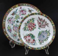 Lote 99 - PORCELANA ORIENTAL, PRATOS – Decoração floral policromada, com dourados, composto por prato raso e prato de sopa, marcados na base. Dim: 26 cm ( o maior). Nota: sinais de uso