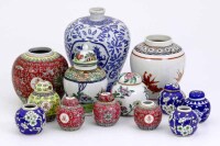 Lote 139 - PORCELANA ORIENTAL, POTES – Decorações policromadas diversas, composto por 13 potes. Dim: 21 cm (o maior). Nota: sinais de uso, 5 potes sem tampa, sinais de uso