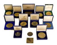 Lote 148 - MEDALHAS COMEMORATIVAS EM BRONZE – Conjunto de 13 medalhas diversas, com estojos próprios (menos 2)