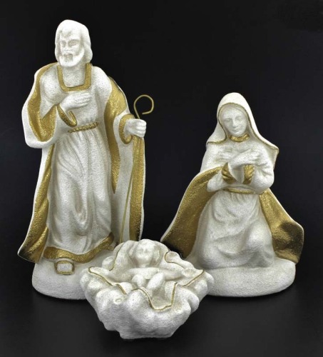 Lote 310 - PRESÉPIO - Conjunto de 3 esculturas em pó de pedra em parte pintadas à mão a dourado, representando Sagrada Família da autoria de Maria Alice Peixoto, Marca Lua Nova, artigos de decoração. Dim: 29 cm. (altura São José). Com etiqueta numerada, a