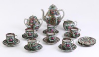 Lote 407 - PORCELANA ORIENTAL, SERVIÇO DE CAFÉ – Decoração mandarim, marcada na base, composto por cafeteira, leiteira, açucareiro, 7 chávenas e 10 pires. Nota: sinais de uso