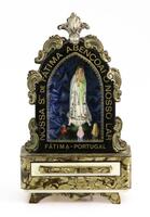 Lote 410 - ORATÓRIO - Com gaveta, em metal e madeira. Com música, eletrificado.Com Nossa Senhora e os 3 Pastorinhos. Dim: 27,5x16x8,5 cm. Nota: sinais de uso