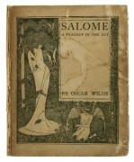 Lote 1018 - LIVRO "SALOME. A TRAGEDY IN ONE ACT" - Por Oscar Wilde. Capa ilustrada por Aubrey Beardsley, 1906. Livro idêntico encontra-se à venda por € 195. Livro de capa dura. Dim: 16,5x13 cm. Nota: exemplar n.º 187. Com nota manuscrita, datada de 1907. Defeitos na capa, 1 folha solta. Consultar https://www.rarebooks.ie/shop/books/salome.-a-tragedy-in-one-act2
