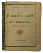 Lote 1998 - LIVRO "LES PROCEDES D´ART EN PHOTOGRAPHIE" - Edição em Língua Francesa. Por R. Demachy et C. Puyo. Exemplar encontra-se à venda por € 550. Edição Photo-Club de Paris, 1906. Livro de capa de brochura. Dim: 28,5x23 cm. Nota: obra profusamente ilustrada com 42 gravuras, algumas coloridas. Lombada descolada, falhas e defeitos conforme fotos. Consultar https://www.abebooks.fr/PROCEDES-D%C2%92ART-PHOTOGRAPHIE-DEMACHY-PUYO/2569160305/bd