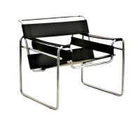 Lote 5004 - CADEIRÃO WASSILY - Cadeirão reprodução do desenhado por Wassily de Marcel Breuer, nos anos 20 "Wassily Chair". Peça com estrutura tubular em aço inox cromado com encosto e braços de couro preto. Cadeirão com pvp em novo de € 1.736,05 ($ 2.498,