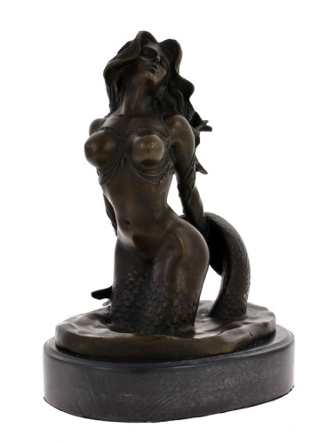 Lote 5014 - MILO - MIGUEL FERNANDO LOPEZ (N.1955) - Escultura em bronze assente em base de mármore, motivo "Sereia". Dim: 28 cm (com base). Obras deste escultor atingem valores de venda de € 1.500. Nota: Milo nasceu em Lisboa em 1955 tendo granjeado com a