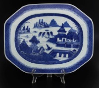 Lote 5017 - TRAVESSA EM PORCELANA DA CHINA SÉC. XVIII - Período Qianlong (1736-1795), decoração "Cantão" a azul de cobalto com paisagem fluvial e pagodes. Travessa com decoração similar à venda por € 564. Dim: 35,5x27,5 cm. Nota: sinais de uso