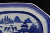 Lote 5017 - TRAVESSA EM PORCELANA DA CHINA SÉC. XVIII - Período Qianlong (1736-1795), decoração "Cantão" a azul de cobalto com paisagem fluvial e pagodes. Travessa com decoração similar à venda por € 564. Dim: 35,5x27,5 cm. Nota: sinais de uso - 3