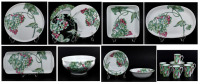 Lote 5019 - “PHILIPPE DESHOULIÈRES”, PORCELANA DE LIMOGES, SERVIÇO DE JANTAR – Decoração “Patrick Frey” com parras e uvas a verde e cor de rosa, pintado à mão, composto por 10 pratos de sopa, 12 pratos rasos, 12 praros de sobremesa, 12 tigelas, 2 taças, 2