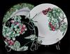 Lote 5019 - “PHILIPPE DESHOULIÈRES”, PORCELANA DE LIMOGES, SERVIÇO DE JANTAR – Decoração “Patrick Frey” com parras e uvas a verde e cor de rosa, pintado à mão, composto por 10 pratos de sopa, 12 pratos rasos, 12 praros de sobremesa, 12 tigelas, 2 taças, 2 - 3