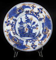 Lote 5115 - PRATO FUNDO EM PORCELANA DA CHINA SÉC. XVIII - Período Qianlong (1736-1795), decoração "Imari" com pagodes e flores. Dim: 22,5 cm. Nota: ligeiras falhas no bordo