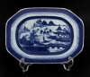 Lote 5649 - TRAVESSA EM PORCELANA DA CHINA SÉC. XVIII - Período Qianlong (1736-1795), decoração "Cantão" a azul de cobalto com paisagem fluvial e pagodes. Travessa com decoração similar à venda por € 564. Dim: 28,5x20,5 cm. Nota: sinais de uso e ligeira f