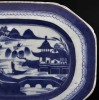 Lote 5649 - TRAVESSA EM PORCELANA DA CHINA SÉC. XVIII - Período Qianlong (1736-1795), decoração "Cantão" a azul de cobalto com paisagem fluvial e pagodes. Travessa com decoração similar à venda por € 564. Dim: 28,5x20,5 cm. Nota: sinais de uso e ligeira f - 3