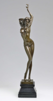 Lote 6006 - ALDO VITALEH (SECULO XX) - Escultura Art Deco em bronze patinado, múltiplo/reprodução assente numa base de mármore negro, assinada, motivo "Figura Feminina Nua". Múltiplo/reprodução deste escultor à venda por € 853. Dim: 56x11x11 cm (base incl