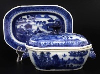 Lote 6012 - TERRINA E TRAVESSA EM PORCELANA DA CHINA SÉC. XVIII - Período Qianlong. Terrina com decoração a azul de cobalto com paisagem fluvial e pegas zoomórficas. Tampa com pomo relevado. Travessa octogonal com decoração idêntica. Conjunto similar foi 