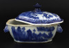 Lote 6012 - TERRINA E TRAVESSA EM PORCELANA DA CHINA SÉC. XVIII - Período Qianlong. Terrina com decoração a azul de cobalto com paisagem fluvial e pegas zoomórficas. Tampa com pomo relevado. Travessa octogonal com decoração idêntica. Conjunto similar foi - 4