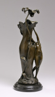 Lote 6023 - CHARLES LOUCHET (SECULO XX) - Escultura Art Deco em bronze patinado, múltiplo/reprodução assente numa base de mármore negro, motivo "Nymph with Flower" assinada, com selo de garantia. Múltiplo/reprodução deste escultor foi vendida por € 4.523 