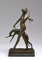 Lote 6045 - E McCARTAN (1879-1947) - Escultura Art Deco em bronze patinado, assente numa base de mármore negro. Múltiplo/reprodução, assinada, com selo de garantia, motivo "Diana with Hound". Múltiplo/reprodução deste escultor à venda por € 1.899. Dim: 30