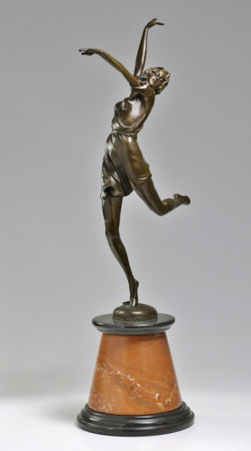 Lote 6064 - BRUNO ZACH (1891-1935) - Escultura em bronze patinado, base em mármore bicolor, motivo "Bailarina", com 63 cm (base incluída). Múltiplo/reprodução, assinada, numerada A7255 e com selo da Fundição de Paris. Reprodução de escultura de Bruno Zac