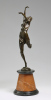 Lote 6064 - BRUNO ZACH (1891-1935) - Escultura em bronze patinado, base em mármore bicolor, motivo "Bailarina", com 63 cm (base incluída). Múltiplo/reprodução, assinada, numerada A7255 e com selo da Fundição de Paris. Reprodução de escultura de Bruno Zac - 4