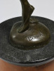 Lote 6064 - BRUNO ZACH (1891-1935) - Escultura em bronze patinado, base em mármore bicolor, motivo "Bailarina", com 63 cm (base incluída). Múltiplo/reprodução, assinada, numerada A7255 e com selo da Fundição de Paris. Reprodução de escultura de Bruno Zac - 5