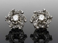 Lote 6129 - ALTA JOALHARIA, BRINCOS DE DIAMANTES EM OURO BRANCO 18 KT SÉC XX - Cravejado com 50 Diamantes, sendo 2 centrais em talhe brilhante redondo, de elevada pureza VVS1-VVS2 e Cor G-H, com 1.70 ct, 0.85 ct cada, 12 Diamantes em talhe brilhante antig