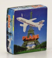 Lote 6 - BOEING 737, PIANE LIGHTER - Miniatura de Avião modelo Boeing 737-800 em metal lacado. Dim: 21 x 18,5 cm. Nota: com suporte