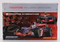 Lote 9 - PISTA DE CARROS DE FORMULA 1 VODAFONE MCLAREN MERCEDES - Pista com carros à Escala 1:64, permite efectuar 9 circuitos alternativos da MICRO SUPERSLOT. Completo com caixa com sinais de uso