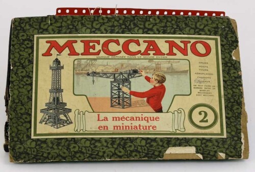 Lote 23 - MECCANO, KIT/JOGO DE CONSTRUÇÃO, ANTIGO – Caixa datada de 1928, Meccano N0 2, com peças metálicas diversas. Dim: caixa com 3x35x28 cm. Nota: jogo muito antigo, com falhas e defeitos, sinais de manuseamento